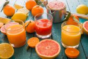Frischer Orangensaft und Orangen Frischer Orangensaft und Orangen